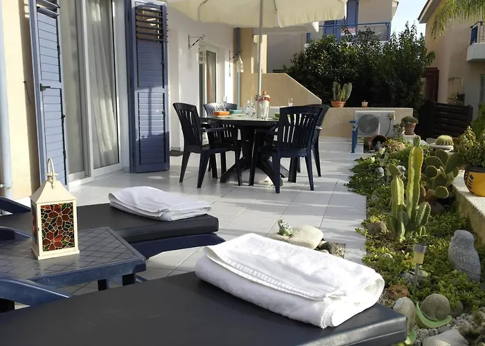 Maya's - Complimentary Airport Transport パ フォス