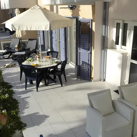 Maya's - Complimentary Airport Transport פאפוס